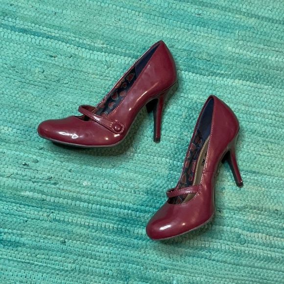 American Eagle Outfitters Shoes - DONATING 6.21.24 - American Eagle 6 Maroon pumps w strap